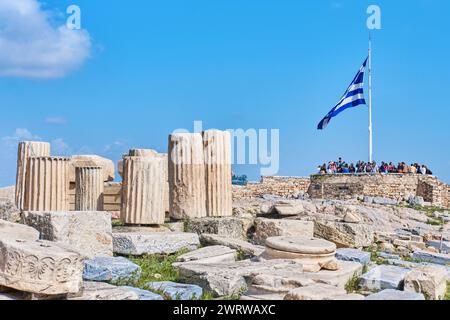 Athènes, Grèce - 02 mars 2024 : énorme drapeau grec agitant sur le site de l'Acropole à côté du Parthénon surplombant la ville Banque D'Images