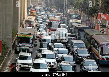 12 mars 2024, Dhaka, Wari, Bangladesh : des véhicules bloquent dans une rue à Dhaka, Bangladesh le 14 mars 2024. Le manque de conducteurs qualifiés et de la police de la circulation, un système de signalisation défectueux et la quantité énorme de véhicules sont considérés comme la principale raison de la congestion du trafic qui créent des souffrances quotidiennes pour les navetteurs. (Crédit image : © Habibur Rahman/ZUMA Press Wire) USAGE ÉDITORIAL SEULEMENT! Non destiné à UN USAGE commercial ! Banque D'Images