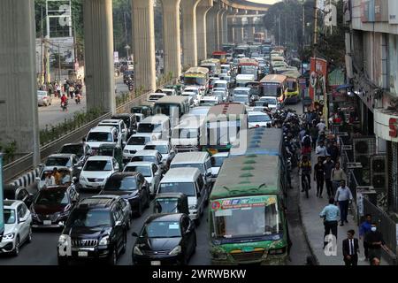 12 mars 2024, Dhaka, Wari, Bangladesh : des véhicules bloquent dans une rue à Dhaka, Bangladesh le 14 mars 2024. Le manque de conducteurs qualifiés et de la police de la circulation, un système de signalisation défectueux et la quantité énorme de véhicules sont considérés comme la principale raison de la congestion du trafic qui créent des souffrances quotidiennes pour les navetteurs. (Crédit image : © Habibur Rahman/ZUMA Press Wire) USAGE ÉDITORIAL SEULEMENT! Non destiné à UN USAGE commercial ! Banque D'Images