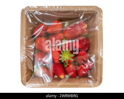 Fraises emballées dans un plateau en carton scellé avec un film plastique, vue de dessus isolé sur blanc avec chemin de découpage Banque D'Images