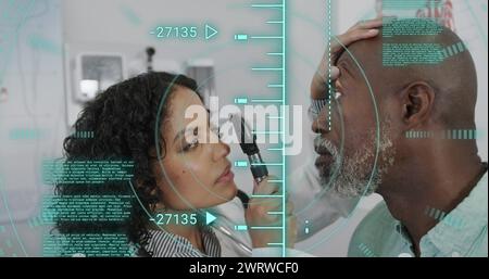 Image du traitement des données sur divers patients masculins et médecins vérifiant à vue Banque D'Images