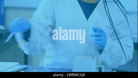 Image de formule et de données flottant sur une vue en coupe médiane d'un travailleur de laboratoire pendant la recherche Banque D'Images