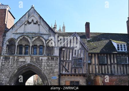 St Mary's Gate mène de College Green à la cathédrale de Gloucester Banque D'Images