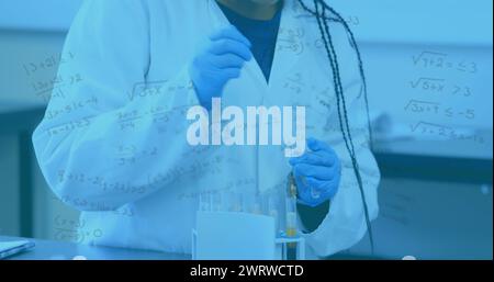 Image de formule et de données flottant sur une vue en coupe médiane d'un travailleur de laboratoire pendant la recherche Banque D'Images
