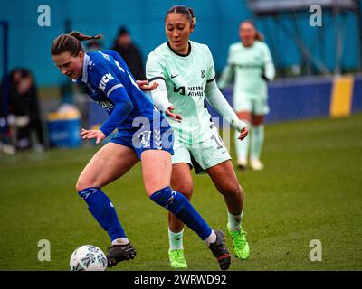 Angleterre, 10 mars 2024 : la défenseuse d'everton Elisa Stenevik (27 ans) dans un tacle lors du quart de finale de la coupe FA féminine entre Everton et Chelsea au stade Walton Hall Park (Jayde Chamberlain/ SPP) Banque D'Images