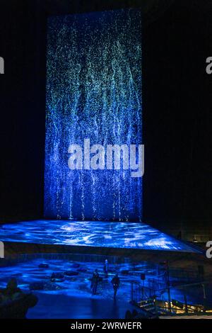 Ausstellung plante Ozean im Gasometer in Oberhausen, die Weltmeere in ihrer fragilen Schönheit stehen im Mittelpunkt der neuen Ausstellung, großformatige Fotos, Exponate bis hin zum Walfisch Skelett und eine immersive Video und Sound Großinstallation, Die Welle, auf einer 40 Meter hohen und insgesamt über 1000 Quadratmeter großen Leinwand ist zu sehen, Oberhausen, Deutschland Gasometer Planet Ozean *** exposition planète Océan dans le Gasometer à Oberhausen, les mondes océans dans toute leur beauté fragile sont au centre de la nouvelle exposition, photos grand format, expositions incluant un skeleto de baleine Banque D'Images