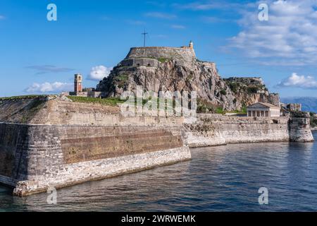 Vue sur le vieux château vénitien à l'île de Corfou en Grèce. Célèbre monument touristique ancienne forteresse vénitienne avec des murs allant à la mer. La vieille forteresse i. Banque D'Images