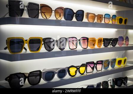 Étagères Storefront de diverses lunettes de soleil modernes dans le magasin de détail. Présentoir plein de lunettes de soleil. Tenez-vous debout avec des lunettes de soleil. Lunettes de soleil tendance à la mode Banque D'Images