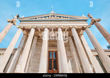 Athènes, Grèce - 03 mars 2024 : détails architecturaux de l'Académie d'Athènes, sur les colonnes sont la déesse Athéna et Apollon Banque D'Images