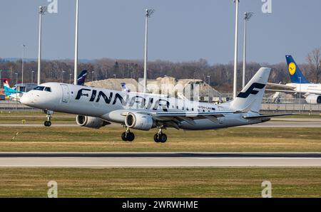 Ein Embraer 195AR von Finnair Landet auf der Südbahn des Flughafen München. Immatrikulation OH-LKK. (München, Allemagne, 06.04.2023) Banque D'Images