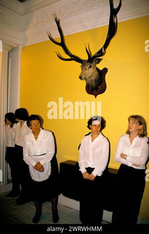 West Bagborough, Somerset, Angleterre 9 mai 1997. Femmes locales agissant comme personnel de cuisine au Hunt Ball annuel à Bagborough House 1990s UK HOMER SYKES Banque D'Images