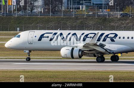 Ein Embraer 195AR von Finnair Landet auf der Südbahn des Flughafen München. Immatrikulation OH-LKK. (München, Allemagne, 06.04.2023) Banque D'Images