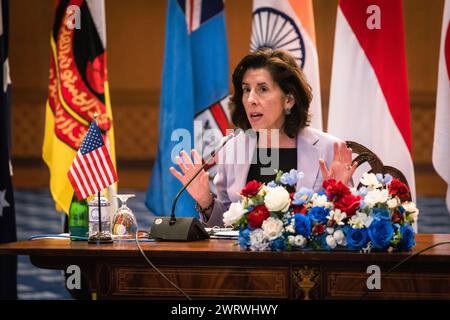 Bangkok, Bangkok, Thaïlande. 14 mars 2024. Mars''‹ 14''‹, 2024, Bangkok, Thaïlande, Gina Raimondo, le secrétaire AMÉRICAIN au commerce parle à la presse lors d'une réunion avec des dirigeants d'entreprise au ministère des Affaires étrangères à Bangkok. Visite officielle de Gina Raimondo, secrétaire au commerce des États-Unis en Thaïlande pour promouvoir les relations commerciales et d'investissement américano-thaïlandaises. (Crédit image : © Wissarut Weerasopon/ZUMA Press Wire) USAGE ÉDITORIAL SEULEMENT! Non destiné à UN USAGE commercial ! Banque D'Images