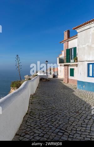 Portugal, région d'Oeste, Nazaré, le sentier de falaise et des vues sur Miradouro de São Brás de Rua do Horizonte Banque D'Images