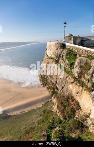 Portugal, région d'Oeste, Nazaré, vues de Miradouro de São Brás et Praia da Nazaré depuis Rua do Horizonte Banque D'Images