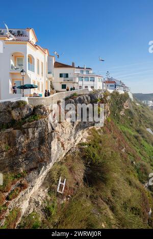 Portugal, région d'Oeste, Nazaré, le sentier de falaise (Rua do Horizonte) depuis le point de vue Miradouro de São Brás Banque D'Images