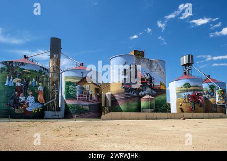 Silos à grains décorés à Colbinabbin - partie de la piste d'art de silo, Victoria, Australie Banque D'Images