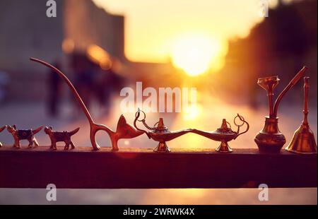 Vieille lampe traditionnelle en bronze et or, souvenirs de statue de chat au marché de rue à Boukhara Ouzbékistan. Voyage sur la route de la soie en Asie centrale. Banque D'Images