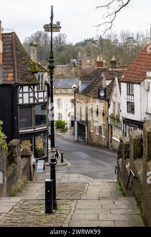 Vue sur King Street depuis les pittoresques escaliers pavés de l'église, Frome, Somerset, Angleterre, Royaume-Uni Banque D'Images