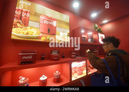 Shanghai, Chine. 14 mars 2024. Les visiteurs regardent les appareils électroménagers co-marqués avec Coca-Cola à l'exposition universelle de l'électroménager et de l'électronique (AWE) 2024 à Shanghai, en Chine, le 14 mars 2024. (Photo de Costfoto/NurPhoto) crédit : NurPhoto SRL/Alamy Live News Banque D'Images