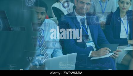 Image des cercles de traitement sur les écrans numériques sur divers hommes d'affaires pendant la réunion Banque D'Images