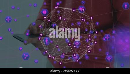 Globe d'icônes numériques et réseau d'icônes médicales contre la section médiane d'une personne utilisant un smartphone Banque D'Images