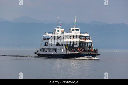 Die Autofähre Romanshorn kommt aus Friedrichshafen und steuert den Hafen Romanshorn an. (Romanshorn, Schweiz, 21.05.2023) Banque D'Images