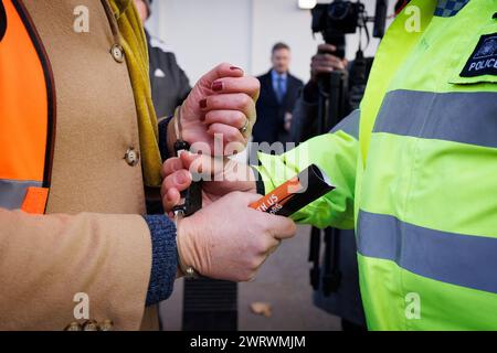 30 novembre 2023. Arrêtez les manifestants pétroliers arrêtés à Whitehall. Banque D'Images