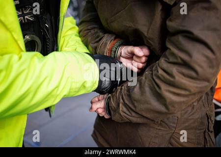 30 novembre 2023. Arrêtez les manifestants pétroliers arrêtés à Whitehall. Banque D'Images