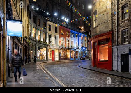 Édimbourg, Écosse, Royaume-Uni - 8 mai 2023 - Victoria Street et West Bow la nuit dans la vieille ville avec des bâtiments colorés et des magasins de détail, point de repère de la ville Banque D'Images