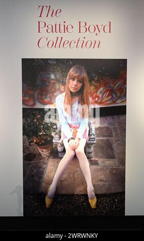 Offrant une fenêtre remarquable sur le monde privé du célèbre mannequin, muse, photographe et icône, la collection Pattie Boyd sera proposée par Christie’s en ligne du 8 au 22 mars avec les 111 lots ouverts à la navigation à partir du 26 février. Quatre fois reprise de Vogue, Boyd est largement considérée comme la muse la plus légendaire du rock - en tant qu'ancienne épouse de George Harrison et Eric Clapton, elle a inspiré certaines des plus grandes chansons d'amour de tous les temps. La vente est menée par l'œuvre originale choisie par Eric Clapton pour la reprise de l'album Layla and Other Assorted Love Songs de Derek and the Dominos 1970... Banque D'Images