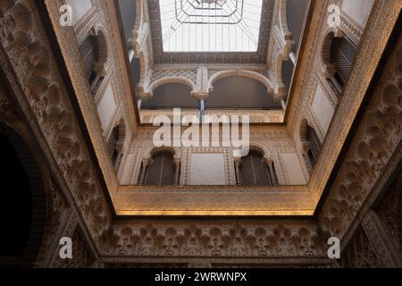 Séville, Espagne - 23 octobre 2023 : Cour des poupées (Patio de las Munecas) dans le palais mudéjar de Royal Alcazar (Real Alcazar de Sevilla) intérieur Banque D'Images