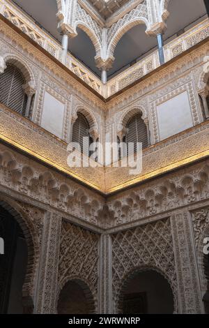 Séville, Espagne - 23 octobre 2023 : Cour des poupées (Patio de las Munecas) dans le palais mudéjar de Royal Alcazar (Real Alcazar de Sevilla) intérieur Banque D'Images