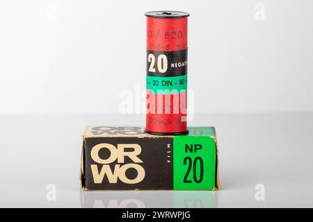 Potsdam, Allemagne - 11 août 2018. Un vieux rouleau de film ORWO (original Wolfen) NP20 (NP = panchromatique négatif) et son emballage sur table sur fond clair Banque D'Images