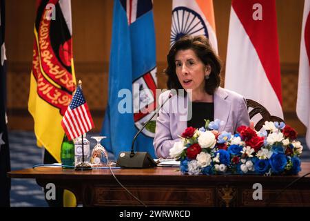 Bangkok, Bangkok, Thaïlande. 14 mars 2024. Mars''‹ 14''‹, 2024, Bangkok, Thaïlande, Gina Raimondo, le secrétaire AMÉRICAIN au commerce parle à la presse lors d'une réunion avec des dirigeants d'entreprise au ministère des Affaires étrangères à Bangkok. Visite officielle de Gina Raimondo, secrétaire au commerce des États-Unis en Thaïlande pour promouvoir les relations commerciales et d'investissement américano-thaïlandaises. (Crédit image : © Wissarut Weerasopon/ZUMA Press Wire) USAGE ÉDITORIAL SEULEMENT! Non destiné à UN USAGE commercial ! Banque D'Images