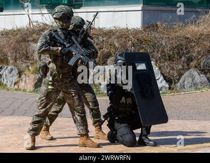 Séoul, Corée du Sud. 14 mars 2024. Des soldats de guerre spéciale de l'armée sud-coréenne participent à un exercice conjoint de lutte contre le terrorisme en marge de l'exercice militaire conjoint annuel Freedom Shield entre la Corée du Sud et les États-Unis, dans une station à Séoul. La Corée du Sud et les États-Unis ont terminé le 14 mars un exercice militaire combiné majeur conçu pour renforcer la dissuasion contre les menaces nord-coréennes, a déclaré l'armée sud-coréenne. Crédit : SOPA images Limited/Alamy Live News Banque D'Images