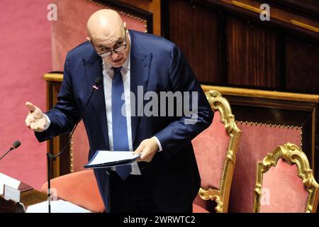 Roma, Italie. 14 mars 2024. Il Ministro della Difesa Guido Crosetto risponde alle interroggazioni a risposta immédiata durante lo svolgimento del questions time in Senato a Roma, Mercoled&#xec;, 13 Marzo 2024 (foto Mauro Scrobogna/LaPresse) le ministre de la Défense Guido Crosetto répond immédiatement aux questions lors de l'heure des questions au Sénat à Rome, le mercredi 13 mars 2024. (Photo de Mauro Scrobogna/LaPresse) crédit : LaPresse/Alamy Live News Banque D'Images