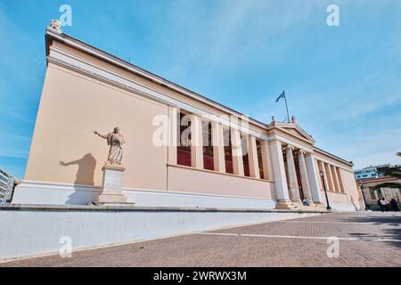 Athènes, Grèce - 03 mars 2024 : Université nationale et Kapodistrienne d'Athènes bâtiment dans le centre de la ville Banque D'Images