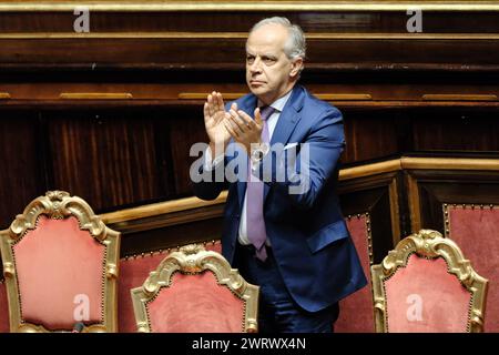 Roma, Italie. 14 mars 2024. Il Ministro dell'interno Matteo Piantedosi risponde alle interroggazioni a risposta immédiata durante lo svolgimento del questions time in Senato a Roma, Gioved&#xec;, 14 Marzo 2024 (foto Mauro Scrobogna/LaPresse) le ministre de l'intérieur Matteo Piantedosi répond immédiatement aux questions pendant l'heure des questions au Sénat à Rome, le jeudi 14 mars 2024. (Photo de Mauro Scrobogna/LaPresse) crédit : LaPresse/Alamy Live News Banque D'Images