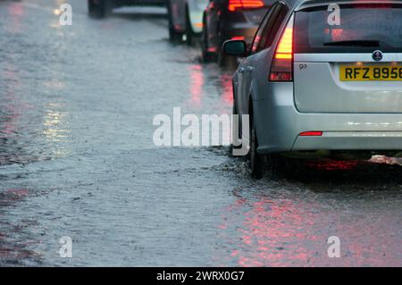 Belfast, Royaume-Uni 14 03 2024 UK intempéries provoquant des retards dans la circulation à la jonction entre Boucher Road et Stockmans Lane. Belfast Northern Ireland Credit : HeadlineX/Alamy Live News Banque D'Images