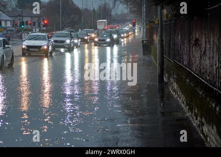 Belfast, Royaume-Uni 14 03 2024 UK intempéries provoquant des retards dans la circulation à la jonction entre Boucher Road et Stockmans Lane. Belfast Northern Ireland Credit : HeadlineX/Alamy Live News Banque D'Images