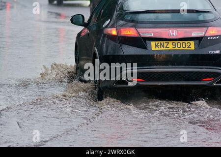 Belfast, Royaume-Uni 14 03 2024 UK intempéries provoquant des retards dans la circulation à la jonction entre Boucher Road et Stockmans Lane. Belfast Northern Ireland Credit : HeadlineX/Alamy Live News Banque D'Images