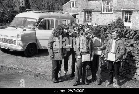 Années 1970, historique, un groupe de jeunes participant à un parcours de sortie, Ambleside, Lake District, Cumbria, Angleterre, UK, leur transport, une fourgonnette Ford transit garée. Banque D'Images