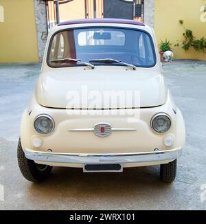 Florence, Italie - 12 janvier 2012 : la Fiat 500 a été l'une des voitures européennes les plus produites avec 3893294 unités fabriquées en 1957-1975 Banque D'Images