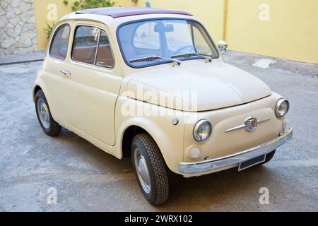 Florence, Italie - 12 janvier 2012 : la Fiat 500 a été l'une des voitures européennes les plus produites avec 3893294 unités fabriquées en 1957-1975 Banque D'Images