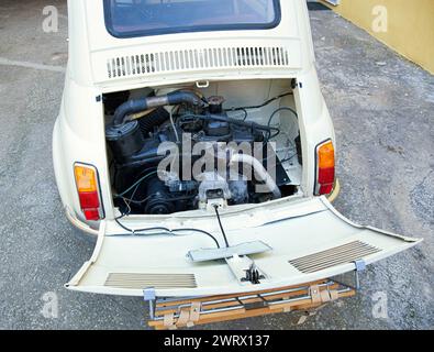 Florence, Italie - 12 janvier 2012 : la Fiat 500 était l'une des voitures européennes les plus produites. Vue arrière avec moteur visible. Banque D'Images