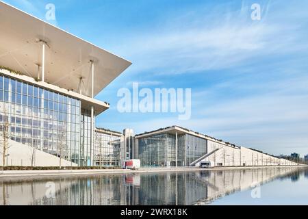 Athènes, Grèce - 03 mars 2024 : Détails architecturaux du Centre culturel SNFCC de la Fondation Stavros Niarchos, conçu par Renzo Piano Banque D'Images