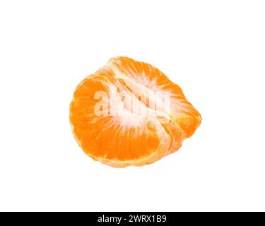 Mandarines, tranches de mandarine isolées sur fond blanc. Orange. Banque D'Images