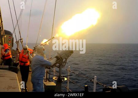 14 mars 2024, indéfini, Iran : iranien, russe, et des navires de guerre chinois lors de la mise en œuvre de l'interception et de la destruction de cibles aériennes de nuit et de jour et de l'opération de libération du navire détourné par des pirates lors de l'exercice composite de ceinture de sécurité maritime de 2024 dans les eaux territoriales iraniennes lors d'un exercice militaire conjoint dans le sud de l'Iran. L’Iran a intensifié sa coopération militaire avec Pékin et Moscou en réponse aux tensions régionales avec les États-Unis, notamment en fournissant des drones militaires à la Russie avant que la nation européenne n’envahisse l’Ukraine en 2022. Les activités militaires -- Banque D'Images