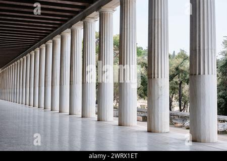 Athènes, Grèce - 03 mars 2024 : STOA d'Attalos dans l'ancienne Agora d'Athènes, colonnade de marbre dorique blanc de l'architecture grecque antique Banque D'Images